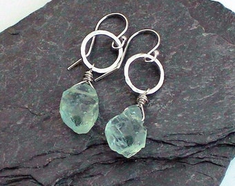 Pendientes de aguamarina en bruto con oro, piedra natal de marzo, pendientes de cristal en bruto, joyería con piedras preciosas, pendientes de aguamarina auténtica, pendientes de aro pequeños