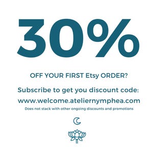 K&ouml;nnte beinhalten: Eine Werbegrafik mit dem Text 30% OFF YOUR FIRST Etsy ORDER? Subscribe to get you discount code: www.welcome.ateliernymphea.com. Unter dem Text befinden sich ein kleines Mondsichel-Symbol und ein Lotusbl&uuml;ten-Symbol in dunklem Blaugr&uuml;n.