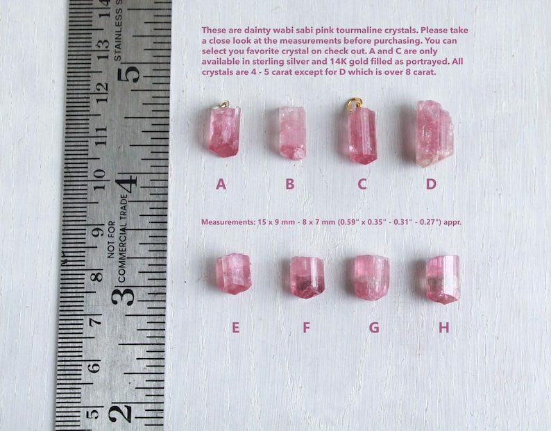 K&ouml;nnte beinhalten: Acht rosa Turmalinkristalle, beschriftet von A bis H, wobei A und C mit goldfarbenen Metall&ouml;sen versehen sind. Ein Metalllineal links zeigt Ma&szlig;e in Zoll. Der Text enth&auml;lt Angaben zum Gewicht und zu den Abmessungen von 15 bis 7 mm.