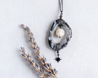 Pearl skull memento mori necklace – Sterling silver gothic white pearl jewelry – witchy talisman – Halloween - danse macabre - Vanitas