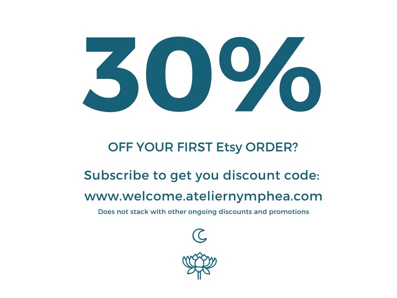 Puede incluir: Un gr&aacute;fico promocional con el texto 30% OFF YOUR FIRST Etsy ORDER? Subscribe to get you discount code: www.welcome.ateliernymphea.com. Debajo del texto hay un peque&ntilde;o icono de media luna y un icono de flor de loto en color azul verdoso oscuro.