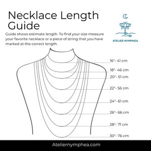 K&ouml;nnte beinhalten: Eine schwarz-wei&szlig;e Halsketten-L&auml;ngentabelle mit einer Darstellung eines Halses und verschiedenen Kettenl&auml;ngen von 41 cm bis 76 cm. Der Text lautet Necklace Length Guide, Atelier Nymphea und enth&auml;lt Anweisungen zum Messen.