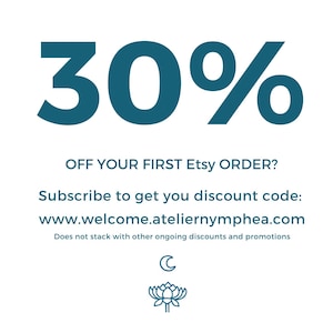 Puede incluir: Un gr&aacute;fico promocional con el texto 30% OFF YOUR FIRST Etsy ORDER? Subscribe to get you discount code: www.welcome.ateliernymphea.com. Debajo del texto hay un peque&ntilde;o icono de media luna y un icono de flor de loto en color azul verdoso oscuro.