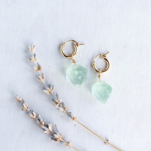 Boucles d'oreilles argentées en fluorite verte, grosses créoles, bijoux en fluorite, cristal de Capricorne, chakra du coeur, boucles d'oreilles de mariée, cadeau pour elle