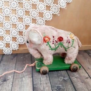 車輪のついた象のおもちゃ カートに乗った刺繍入りのピンクの象のぬいぐるみ