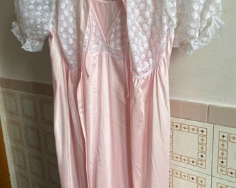 ピンクとホワイトのヴィンテージMolyclaireナイロンペニョワールセット：ローブとガウン、サイズM。