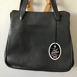 Echtleder Vintage Handtasche von Jane Shilton Made in England, 5 Fächer, neu mit Etikett, hat aber einige außen Kratzer von der Lagerung.