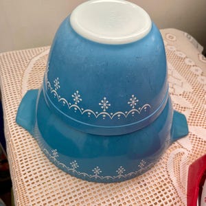 Pyrex blue snowflake garland pattern cinderella bowl size 442 and small mixing bowl 401, both  very good condition.