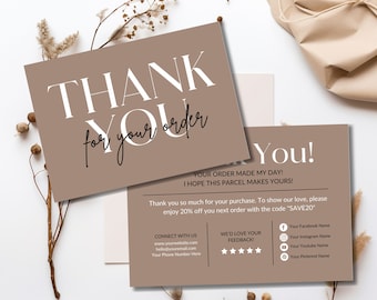 Puede incluir: Una tarjeta de agradecimiento marrón con texto blanco que dice "THANK YOU for your order". La parte posterior de la tarjeta tiene un mensaje agradeciendo al cliente su compra y ofreciendo un descuento del 20% en su próximo pedido con el código "SAVE20".