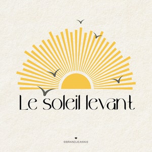 Könnte beinhalten: Eine gelbe Sonne mit Strahlen, die über einem hellbraunen Hintergrund aufgeht. Der Text "Le soleil levant" befindet sich unter der Sonne. Über der Sonne fliegen schwarze Silhouetten von Vögeln.