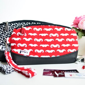 Pochette da polso rossa e nera, Pochette in similpelle nera e baffi rossi, Borsa in pelle vegana nera e fiori bianchi, Piccola borsa da polso