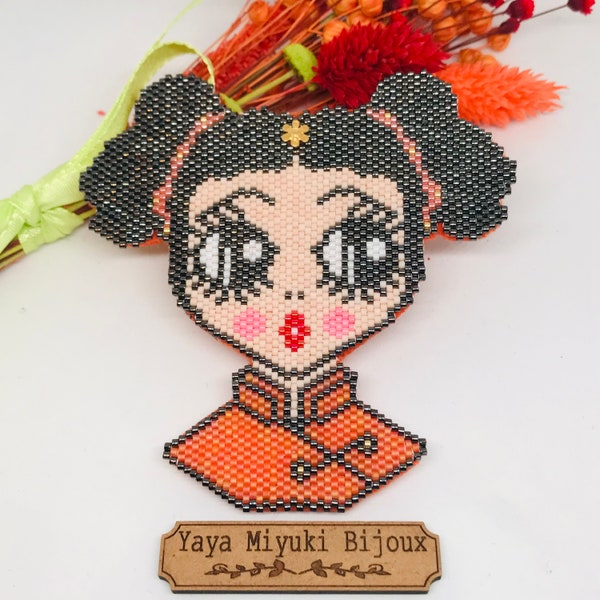 Broche Kokeshi HARUMI en perles Miyuki tissées à l'aiguille / pièce unique