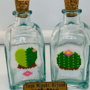 Botellas decorativas de Cactus y Hoya Kerrii / Cuentas Miyuki verdes y blancas tejidas con aguja