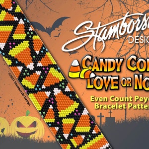 Peut inclure: Un motif de bracelet en perles représentant un design de maïs sucré en orange, jaune, blanc et noir. Le motif s'appelle "Candy Corn Love or Not" et est un point de peyote à nombre pair. Le design est placé sur un fond sur le thème d'Halloween avec des citrouilles et des chauves-souris.