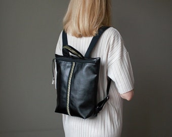 Vintage Tignanello Black Faux Leather Crossbody Backpack  display picture 2