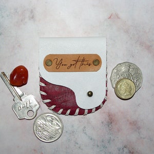 Monedero de cuero "You Got This" en color magenta y blanco: cuero reciclado y nuevo