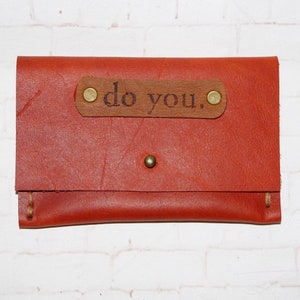 Cartera para tarjetas de cuero genuino DO YOU de estilo desgastado en color ámbar quemado. Hecha a mano en Australia con materiales naturales. Cuero RECICLADO