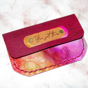 Cartera para tarjetas de cuero teñido a mano "You Got This" en color magenta
