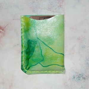 Leren pasjeshouder, slank, handgeschilderd lichtgroen marmer/inkt, unieke draagbare kunst. UPCYCLED-leer.