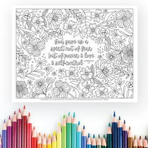 Puede incluir: Una página para colorear floral en blanco y negro con el texto "Dios no nos ha dado un espíritu de temor, sino de poder, de amor y de dominio propio 2 Timoteo 1:7". Hay lápices de colores en la parte inferior.