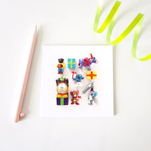 Carte “Cadeau !” pour anniversaire, Noël, naissance, fête des mères / pères… – Carton d'invitation – Photo couleur figurines paquets cadeaux