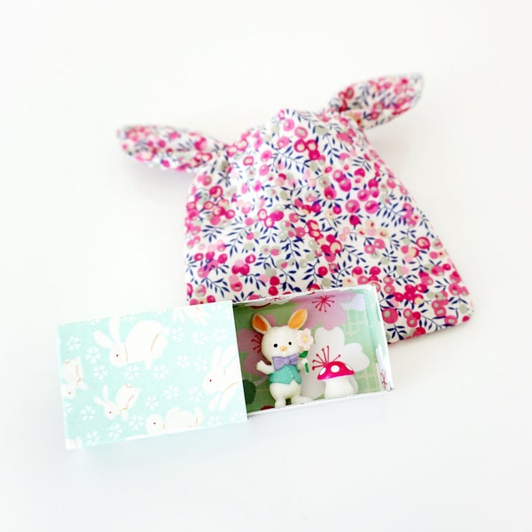 Pochouette Petit lapin Liberty – Mini pochette surprise – Diorama miniature – Idée cadeau Fête des mères, Petite Souris, naissance…