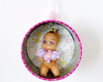 Suspension Bébé nounours mauve - Figurine vintage - Petit cadeau naissance, fête des mères, anniversaire… - Création upcycling / recyclage