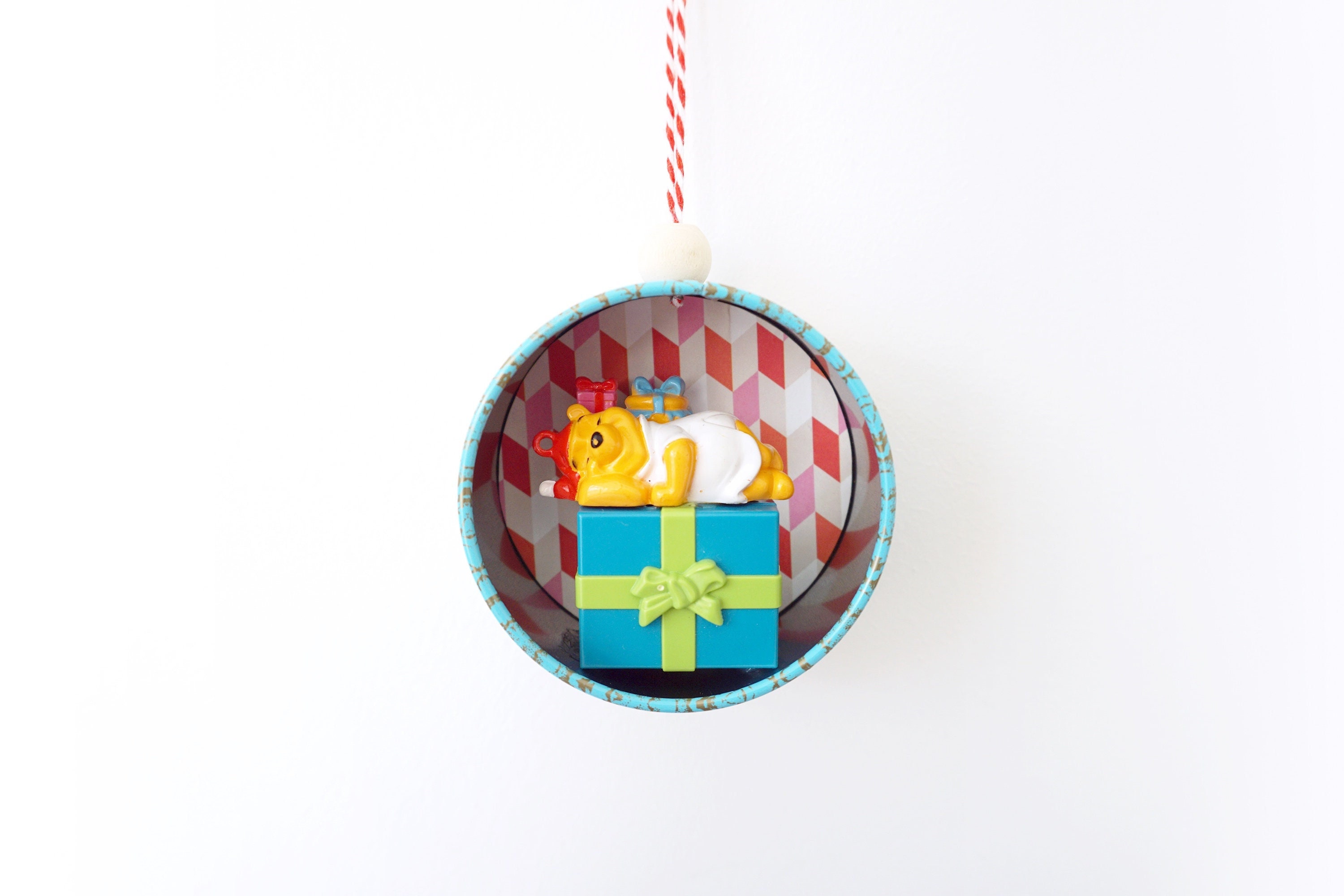 Suspension Winnie L'ourson et Ses Cadeaux - Décoration Sapin Noël Figurine Vintage Création Unique U