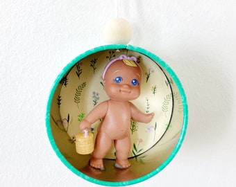 Suspension Bébé petit panier - Figurine vintage - Petit cadeau naissance, fête des mères, anniversaire… - Création upcycling / recyclage