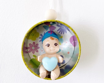 Suspension Bébé petit cœur bleu - Figurine vintage - Petit cadeau naissance, fête des mères, anniversaire… - Création upcycling / recyclage