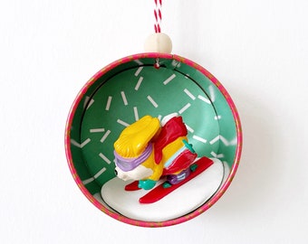 Suspension de Noël « Petit lapin skieur » – Décoration enfant – Figurine vintage – Ornement sapin de Noël ludique et coloré – Upcycling