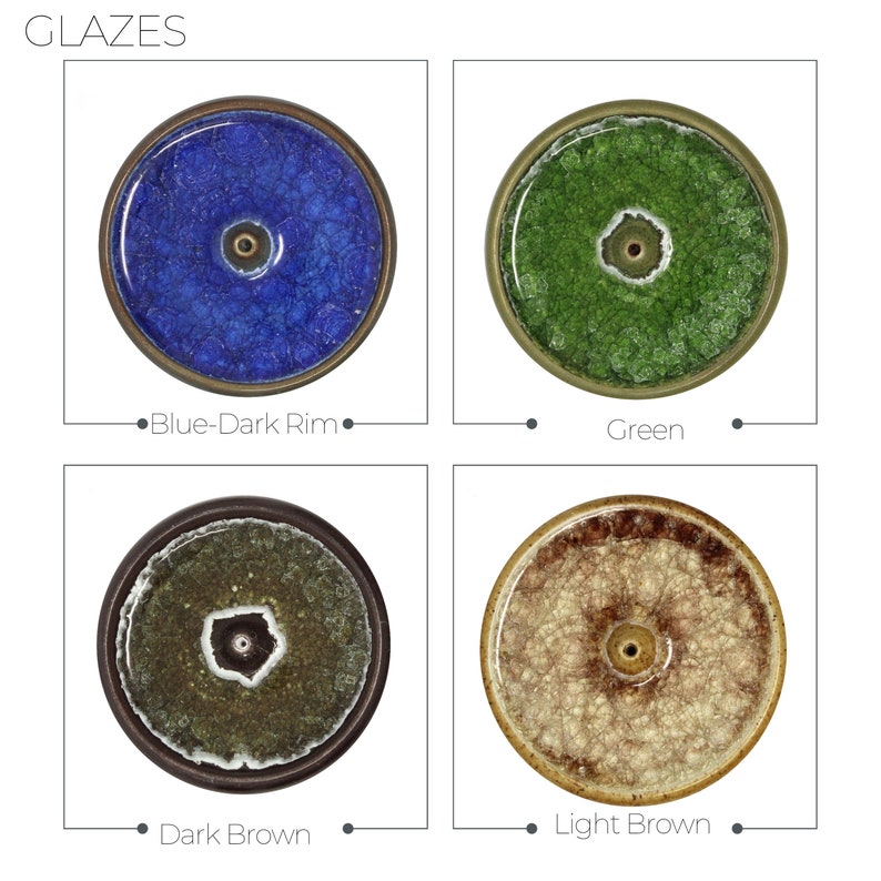 Puede incluir: Cuatro tazas de t&eacute; de cer&aacute;mica con diferentes esmaltes: azul con borde oscuro, verde, marr&oacute;n oscuro y marr&oacute;n claro. Las tazas de t&eacute; son todas redondas y tienen un peque&ntilde;o agujero en el centro.