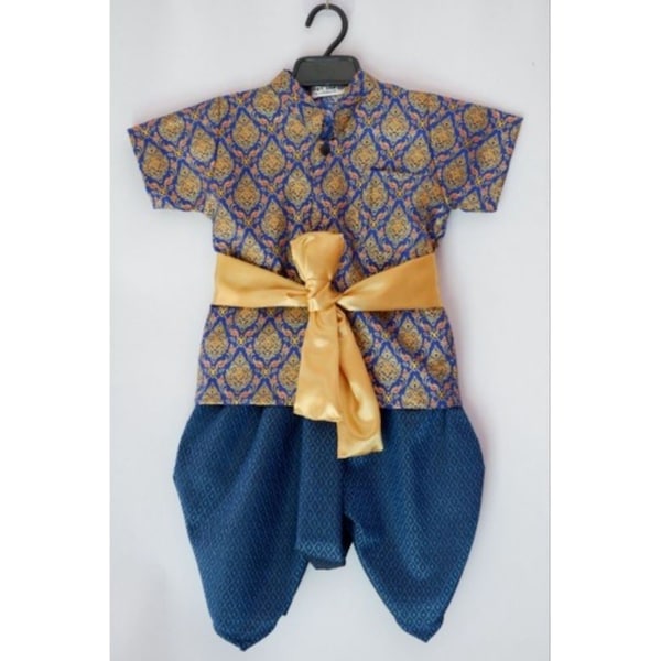 Set von traditionellen thailändischen Outfits Shirt, Hose und Schärpe für Kinder Jungen