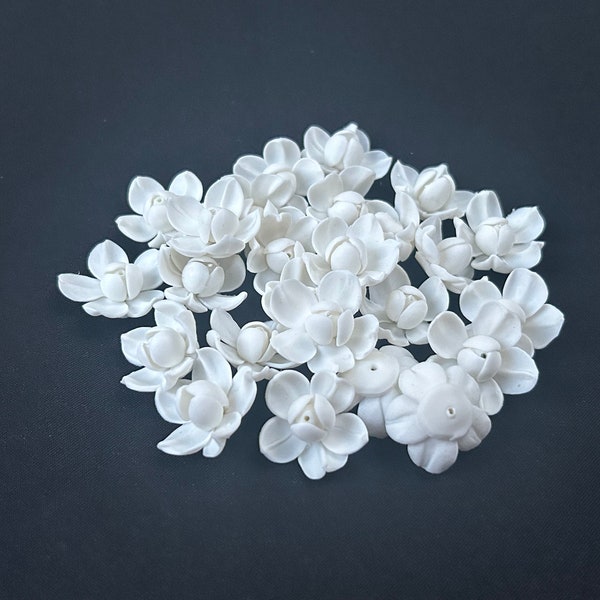 25 pièces de fleurs en argile blanche, 5 pétales à deux couches pour la fabrication de bijoux, accessoires pour cheveux de mariée, bricolage, fournitures artisanales