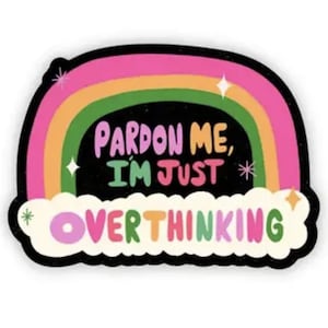 Könnte beinhalten: Ein schwarz-weißer Aufkleber mit einem Regenbogen-Design und dem Text "Pardon me, I'm just overthinking".