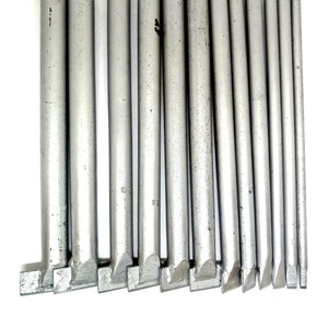 Puede incluir: Conjunto de 12 herramientas de metal plateado con puntas de diferentes formas. Las herramientas miden aproximadamente 25 cm de largo.