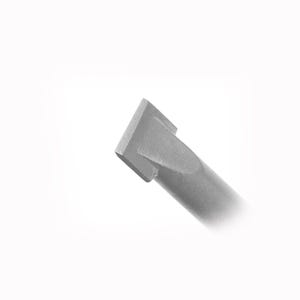 Peut inclure: Gros plan d'un ciseau en métal gris avec une tête rectangulaire et un manche cylindrique. L'outil est incliné vers le coin supérieur droit sur fond blanc.
