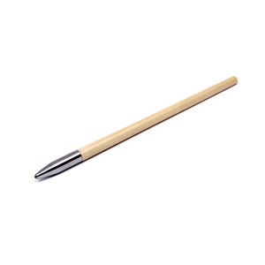 Peut inclure: Un instrument d'écriture doté d'un corps cylindrique en bois clair et d'une pointe conique en métal argenté poli. Le stylo présente un design lisse et droit qui s'effile vers la pointe, mettant en valeur le contraste entre le grain du bois naturel et l'élément métallique réfléchissant.