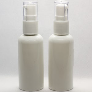 以下が含まれることがあります： 透明なポンプトップが付いた白いプラスチックボトル2本。ボトルは空で、液体を入れる準備ができています。