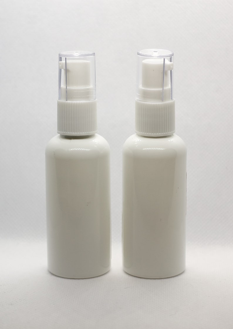 以下が含まれることがあります： 透明なポンプトップが付いた白いプラスチックボトル2本。ボトルは空で、液体を入れる準備ができています。