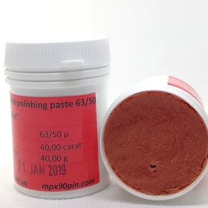 Może przedstawiać: Mały biały słoik z czerwoną etykietą zawierający czerwoną pastę polerską. Etykieta zawiera napis "polishing paste 63/50", "63/50 μ", "40,00 karat", "40,00 g", "21 STY 2019", "m.ua" i "mpx90pin.com".