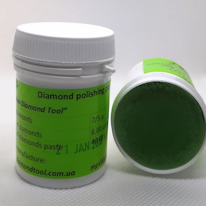 Może przedstawiać: Zielony słoik z pastą polerską diamentową z białą pokrywką. Etykieta zawiera napis "Diamond Tool" i tekst "7/5 μ, 8,00 ca, 21 STY 1990, diamondtool.com.ua, mpx90".