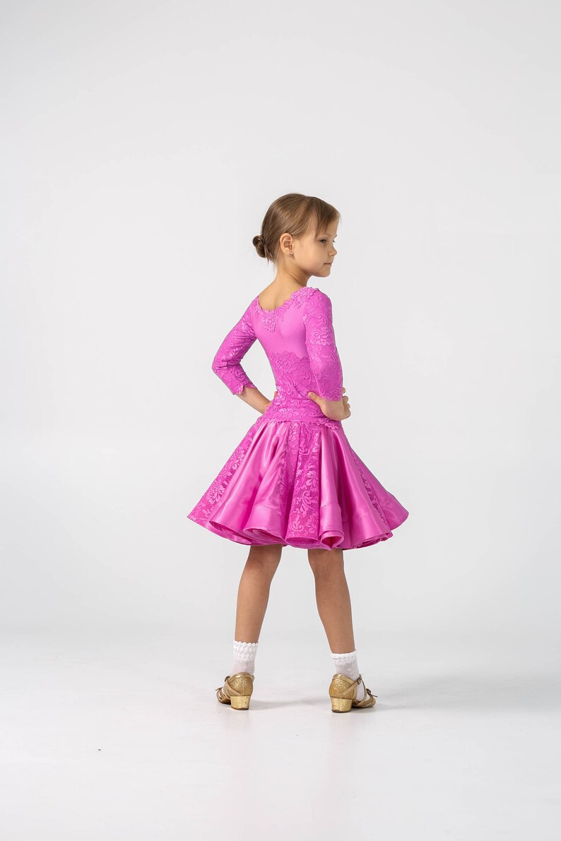 Платье рейтинговое бифлекс белое. Платья дети 1. Бейсик платье для бальных танцев. Бальные платья бейсик. Необычные платья для девочек.