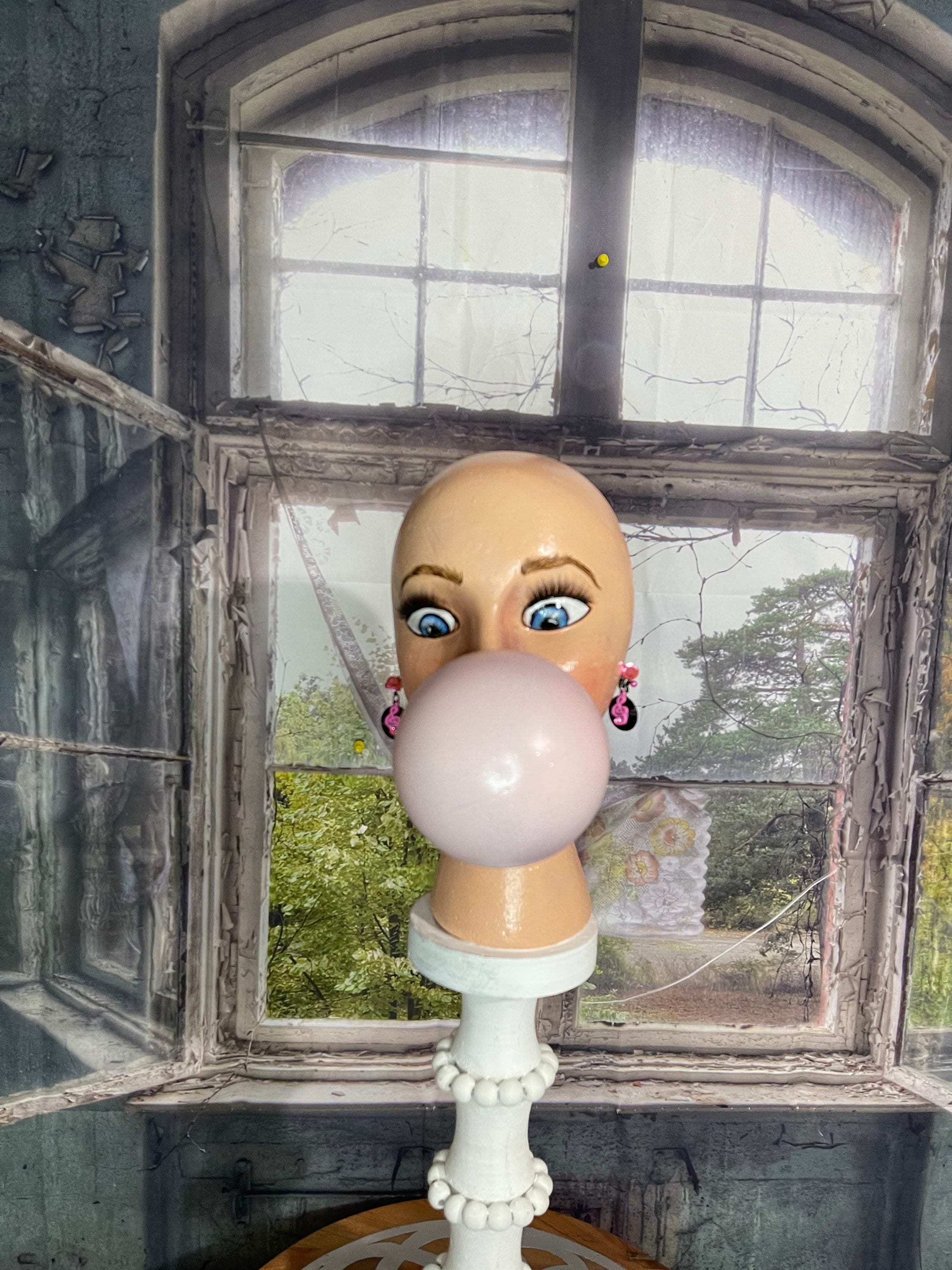 Display Mannequin head, hand painted, bubblegum, centerpiece