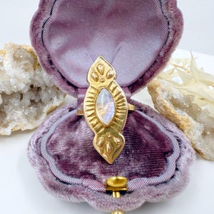 Anello in pietra di luna Elara