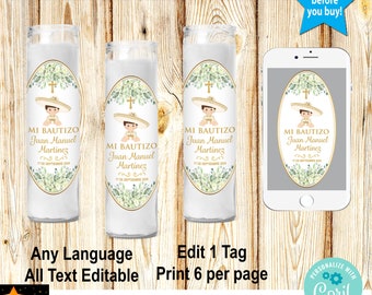 Peut inclure: Trois étiquettes de bougie blanches avec une bordure dorée et un motif aquarelle de feuilles vertes et de fleurs. Les étiquettes représentent un garçon en costume blanc et un chapeau doré. Le texte sur les étiquettes est "Mi Bautizo Juan Manuel Martinez 17 de Septiembre 2024". Les étiquettes sont sur un fond en bois. Un smartphone avec une étiquette similaire est également affiché. Le texte "Any Language All Text Editable" et "Edit 1 Tag Print 6 per page" est également affiché.