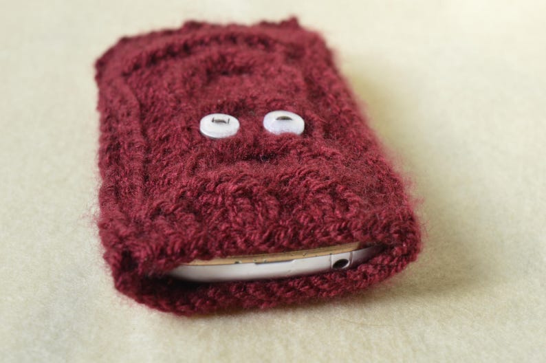 Knitted owl phone case, phone sock image 5