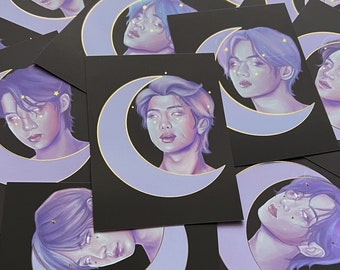 Può includere: Un mazzo di carte illustrate nere e viola con ritratti di persone con lune crescenti e stelle. I ritratti sono in stile cartone animato con un'estetica morbida e da sogno.