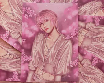 Può includere: Un'illustrazione digitale di una persona con i capelli rosa che indossa una camicetta di raso rosa con una collana a catena argentata su uno sfondo rosa con fiori rosa.