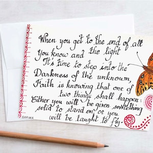 Peut inclure: Carte inspirante manuscrite avec une illustration de papillon. La carte présente une citation à l'encre noire, une bordure décorative rouge et un papillon aquarelle orange et marron. Comprend une enveloppe blanche.
